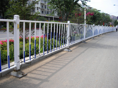 道路護(hù)欄_鋼質(zhì)護(hù)欄_圍墻護(hù)欄，大連凱瑞專業(yè)銷售制作