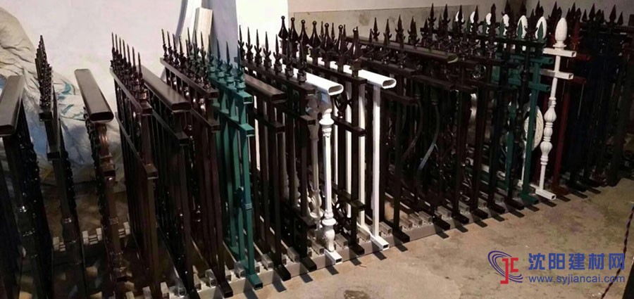 供應各種鋁合金門窗、百葉、鋁合金裝飾線條、鋅鋼護欄