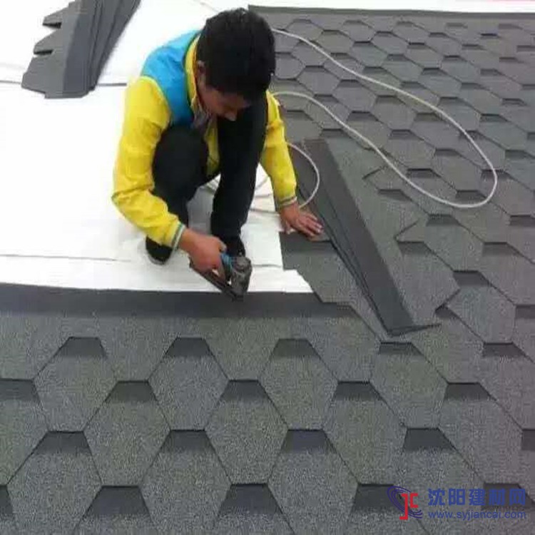 沈陽(yáng)瀝青瓦廠家油氈瓦玻纖瓦屋面防水瓦別墅瓦木屋瓦